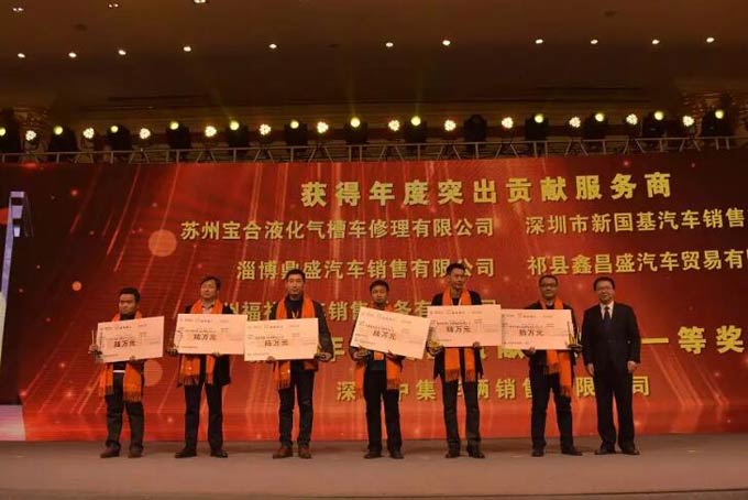 聯(lián)合卡車營銷公司副總經(jīng)理胡良?jí)驗(yàn)槟甓韧怀鲐暙I(xiàn)服務(wù)商、配件商一等獎(jiǎng)獲得者頒獎(jiǎng)